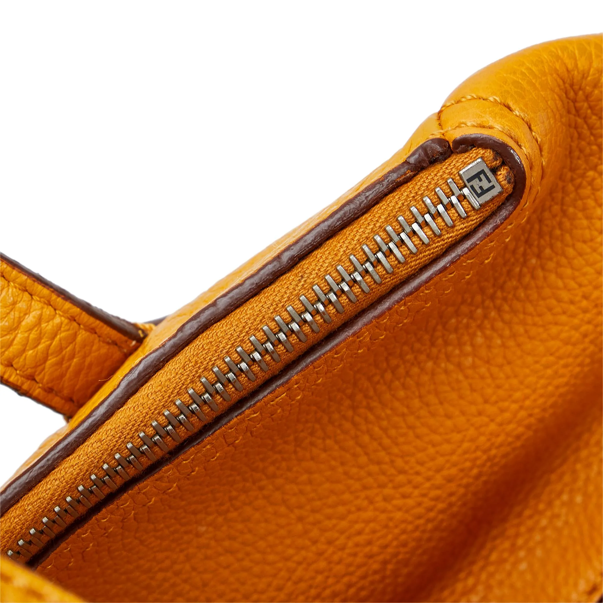 Fendi Leather Shoulder Bag (SHG-BjVo0V)